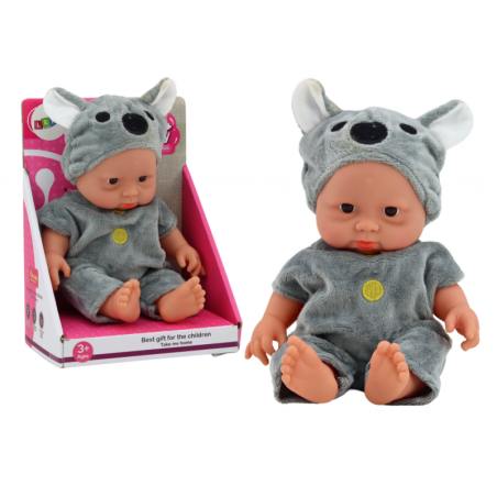 Väike beebinukk, hallid riided, koaala müts