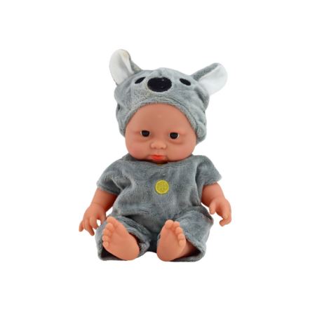 Väike beebinukk, hallid riided, koaala müts