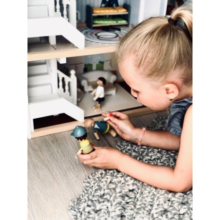 Puidust painutavate nukkude perekond