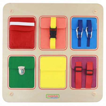 Puidust manipuleerimislaud värviliste taskute, pandlate ja takjapaelaga