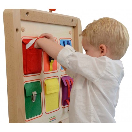 Puidust manipuleerimislaud värviliste taskute, pandlate ja takjapaelaga