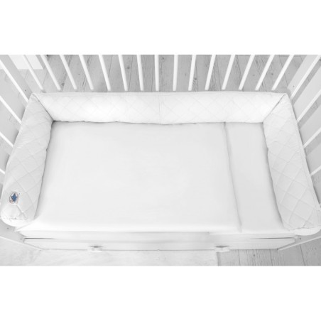 Tepitud beebipesa 2in1 voodipehmendus, valge