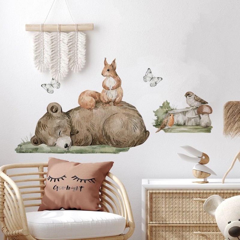 Seinakleebis karu ja orav metsas