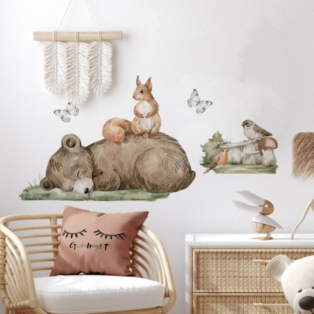 Seinakleebis karu ja orav metsas