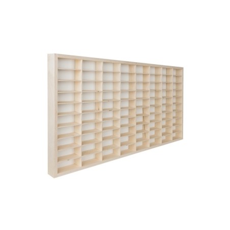 Puidust riiul mudelautodele