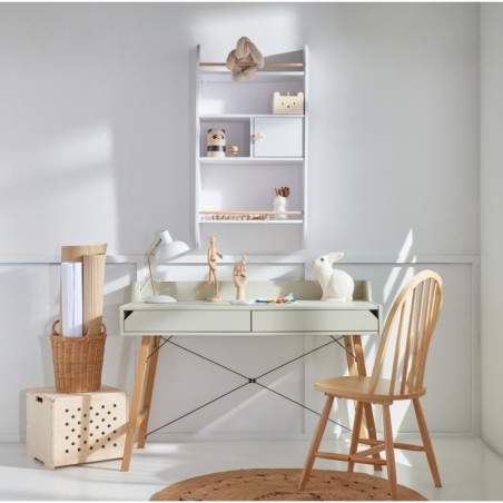 Lastetoa seinariiul valge