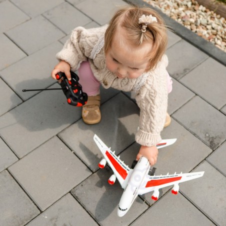 Kaugjuhitav puldiga reisilennuk