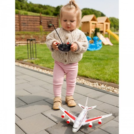 Kaugjuhitav puldiga reisilennuk