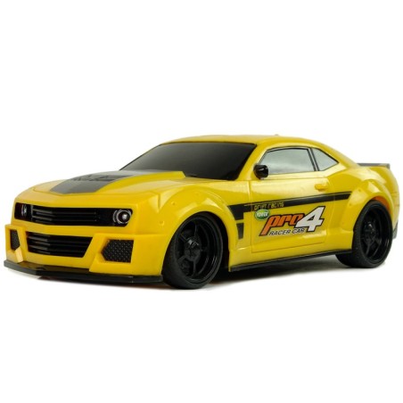 Puldiga autod, kollane sportauto ja politseiauto