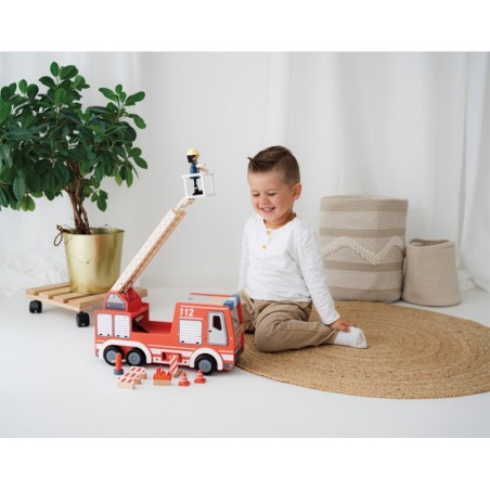 Puidust tuletõrjeauto lisadega