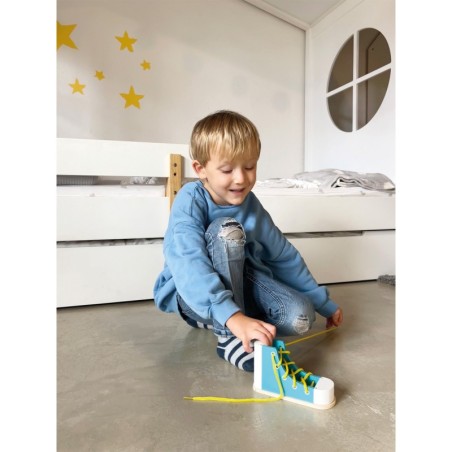 Värvilised keermega kingad