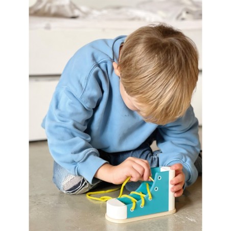 Värvilised keermega kingad