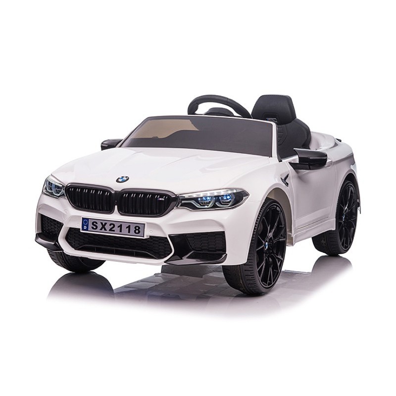 Elektriauto BMW M5, muusika, nahkiste