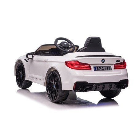 Elektriauto BMW M5, muusika, nahkiste