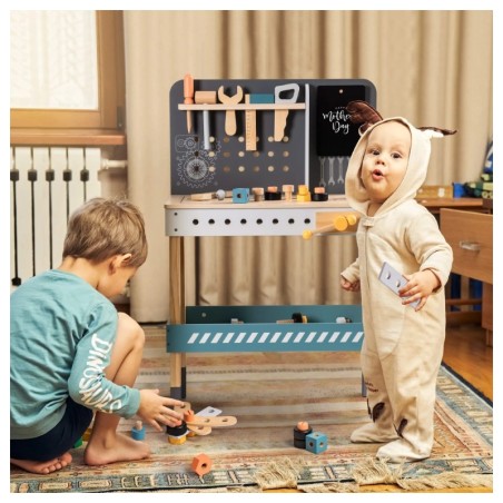 Puidust tööriistapink tööriistadega