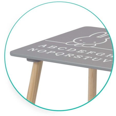 Lastelaud kahe tooliga jänku