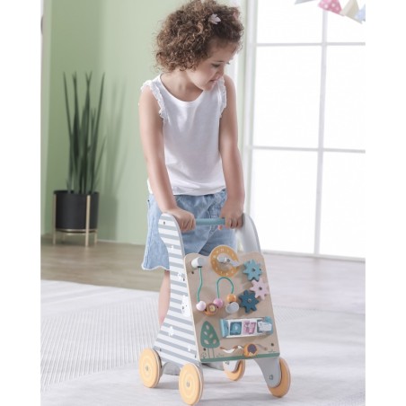 Puidust käimistugi tegeluskeskus