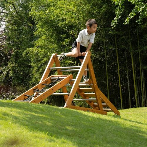 ronimine koduaia mänguväljakul